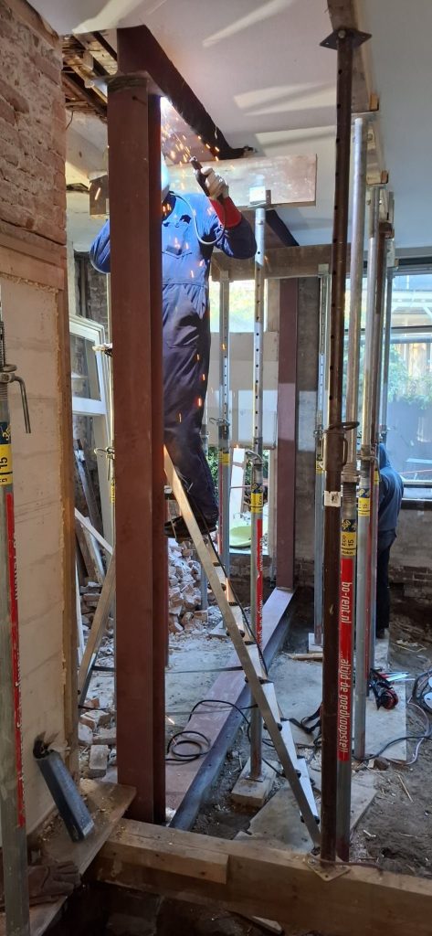 Vakman aan het werk tijdens een woningverbouwing
